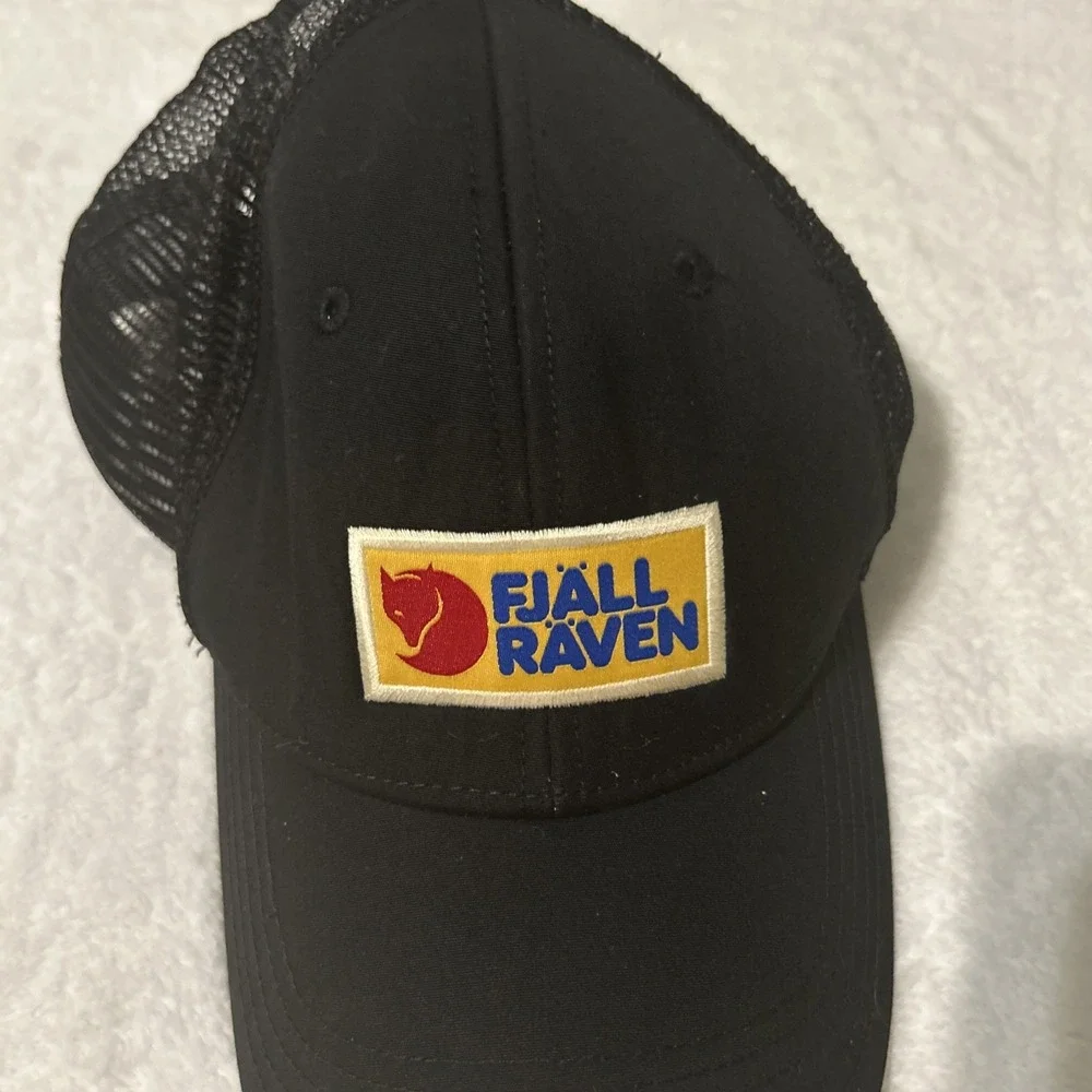FJALLRAVEN SWEDEN 1960 Logo Black Snapback Trucker Mesh Baseball Hat Size S/M